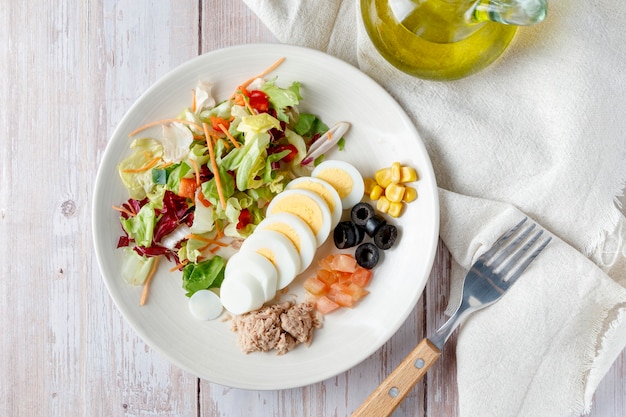 Ensalada vegetariana con aceite de oliva y huevo