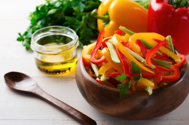 Ensalada vegetariana de apio, pimiento rojo y pimentón amarillo en un cuenco de bambú