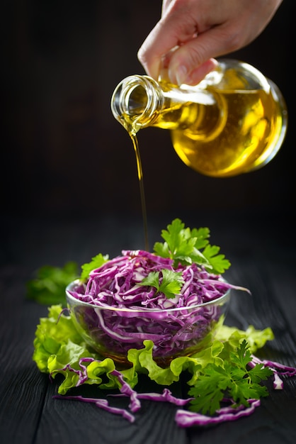 Ensalada vegetariana de col roja con aceite de oliva