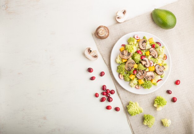 Ensalada vegetariana de col romanesco, champiñones, arándano, aguacate y calabaza. Vista superior, copyspace.