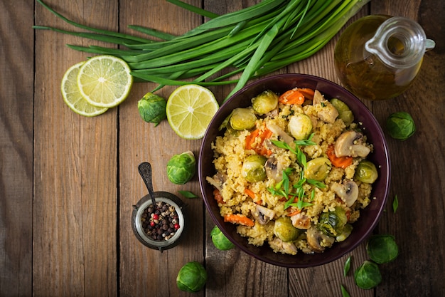 Ensalada vegetariana de cuscús con coles de Bruselas, champiñones, zanahorias y especias.