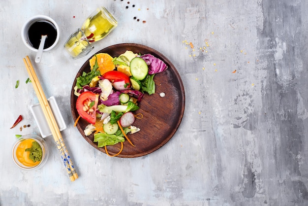 Ensalada vegetariana ecológica con verduras y salsa.