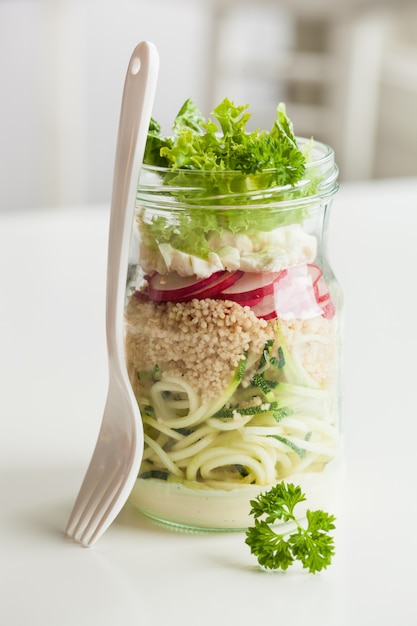 Foto ensalada vegetariana de queso de calabacín y cuscús en tarro de albañil