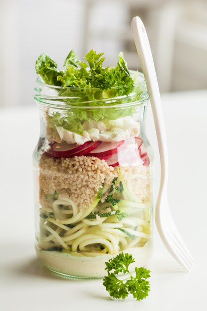 Ensalada vegetariana de queso de calabacín y cuscús en tarro de albañil