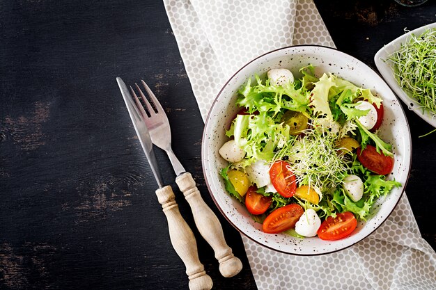 Ensalada vegetariana con tomate cherry, mozzarella y lechuga.