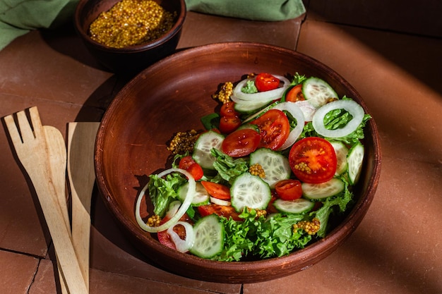 Ensalada vegetariana con tomate pepino y espinacas en un plato