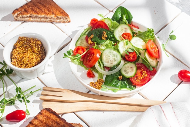 Ensalada vegetariana con tomate pepino y espinacas en un plato