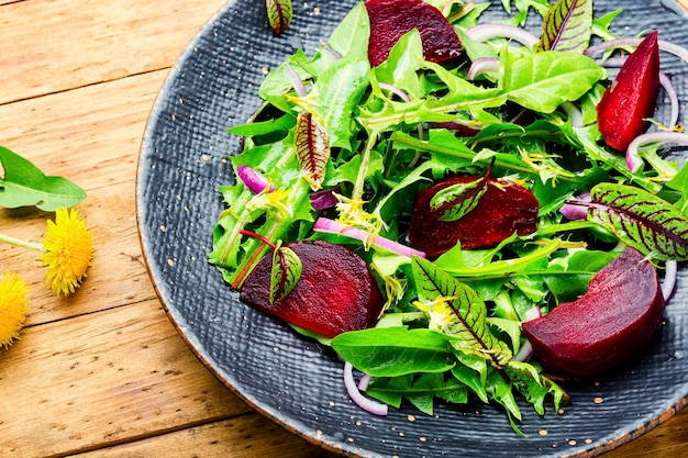 Ensalada vegetariana verde hecha de remolacha y verduras. Menú vegano.