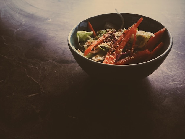 Ensalada vegetariana de verduras asiáticas servida en un tazón en un restaurante japonés comida de dieta saludable