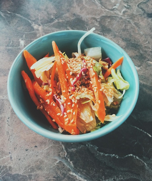 Ensalada vegetariana de verduras asiáticas servida en un tazón en un restaurante japonés comida de dieta saludable