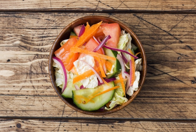 Ensalada vegetariana de verduras crudas en un plato