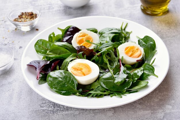 Ensalada vegetariana con verduras y huevos