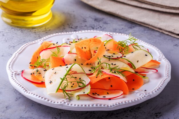 Ensalada vegetariana de zanahoria, pepino y rábano