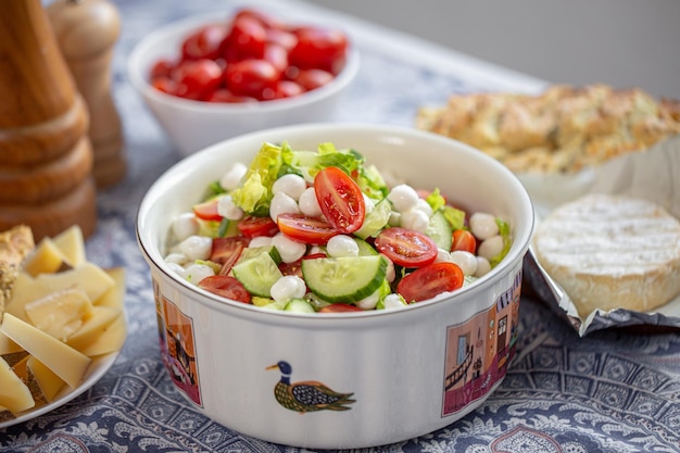 Ensalada de verano. Ensalada fresca con mozzarella. Lechuga con tomates cherry, pepinos y mozzarella.