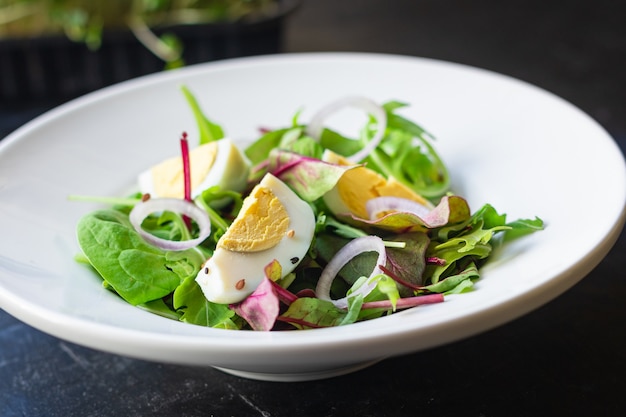 Ensalada de verano fresco huevo verduras hojas verdes mezclar espinacas rúcula lechuga comida sana