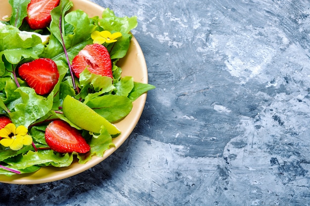 Ensalada de verano con fruta