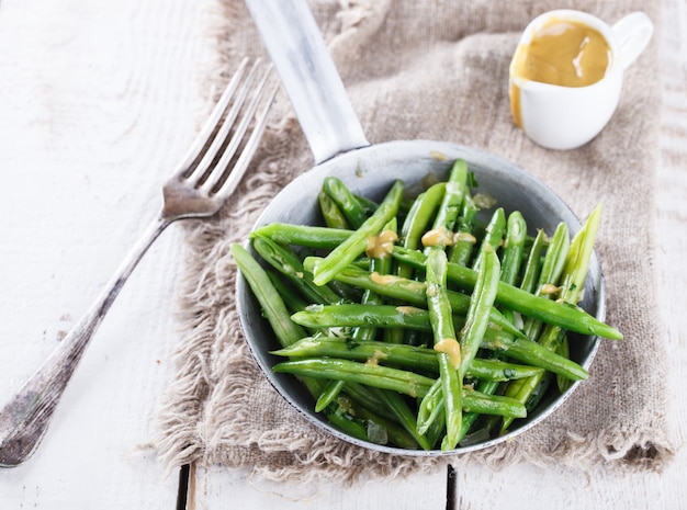 Ensalada de verano con judías verdes y salsa de mostaza.