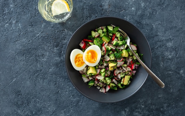 Ensalada de verano con pepino, rábano, aguacate y quinua