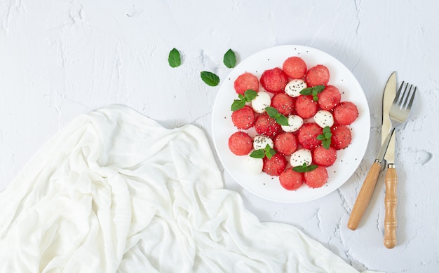 Ensalada de verano saludable de sandía, queso, hojas de menta y semillas de chía. Vista superior con espacio de copia