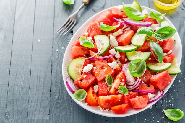 Ensalada de verano con sandía y hojas de ensalada