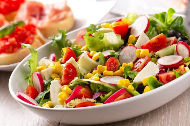 Ensalada de verano con verduras de colores mixtos en un plato