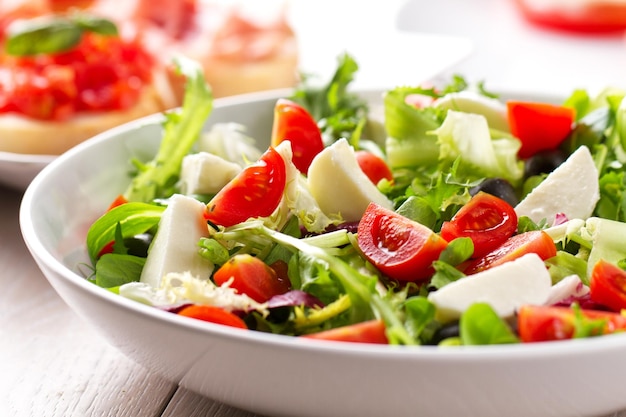 Ensalada de verano con verduras de colores mixtos en un plato