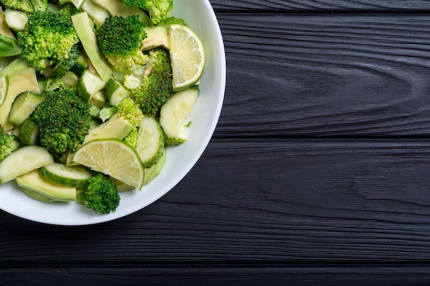 Ensalada verde con aguacate, brócoli, pepino y lima ensalada vegetariana saludable