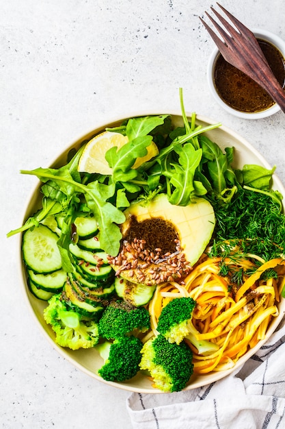 Ensalada verde con brócoli, pasta de calabacín, aguacate y aderezo.