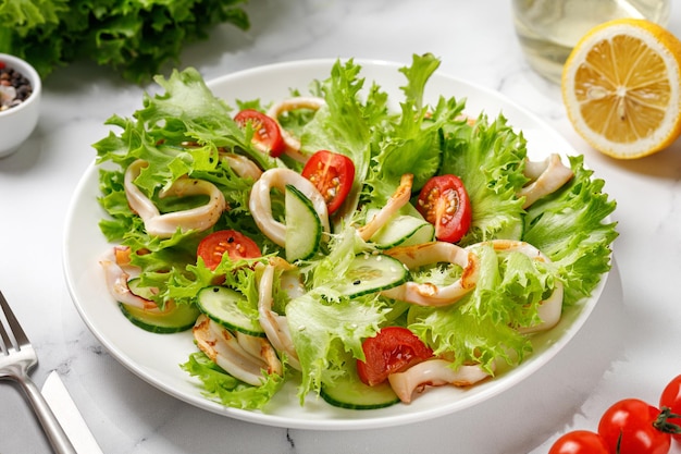 Ensalada verde con calamares a la plancha o calamares con tomate pepino Ensalada Sunshine con calamares