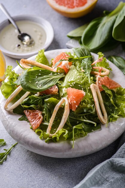 Ensalada verde con calamares y pomelo