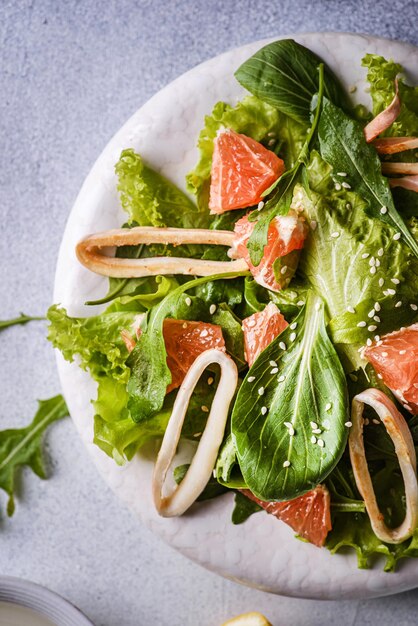 Ensalada verde con calamares y pomelo