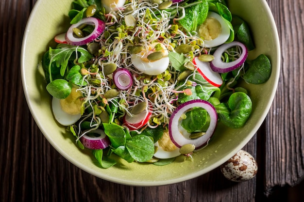 Ensalada verde casera con rúcula de lechuga y huevo de codorniz