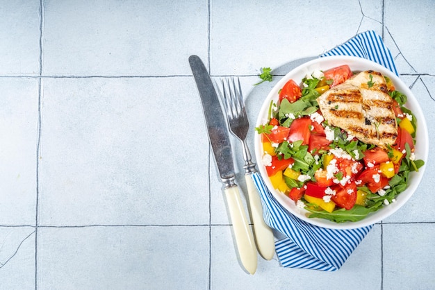 Ensalada verde con filete de pollo a la parrilla