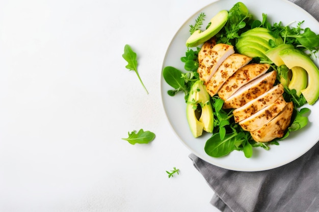 Ensalada verde fresca acompañada de suculento pollo al horno sobre un telón de fondo blanco limpio