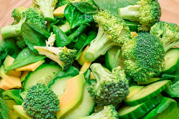 Ensalada verde fresca de aguacate, brócoli, espinaca y pepino para desintoxicar el cuerpo.