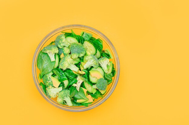 Ensalada verde fresca de aguacate, brócoli, espinaca y pepino para desintoxicar el cuerpo.