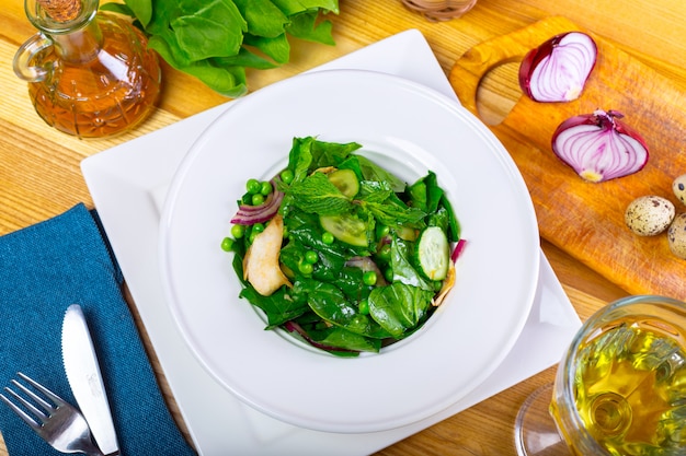 Ensalada verde fresca con espinacas