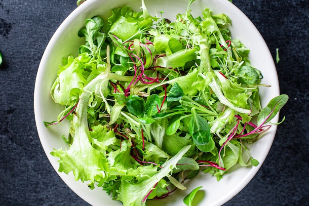 Ensalada verde fresca mezcla de lechuga jugosa microgreens snack listo para comer dieta ceto o paleo