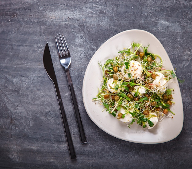 Ensalada verde fresca de la mezcla del verano con la mozzarella.