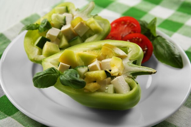 Ensalada verde fresca en pimiento en la mesa de cerca