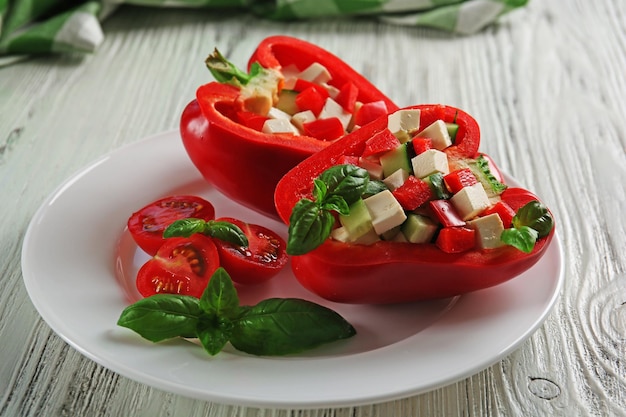 Ensalada verde fresca en pimiento en la mesa de cerca