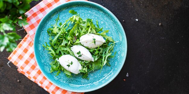 Foto ensalada verde fresca quenelle queso crema hojas de lechuga