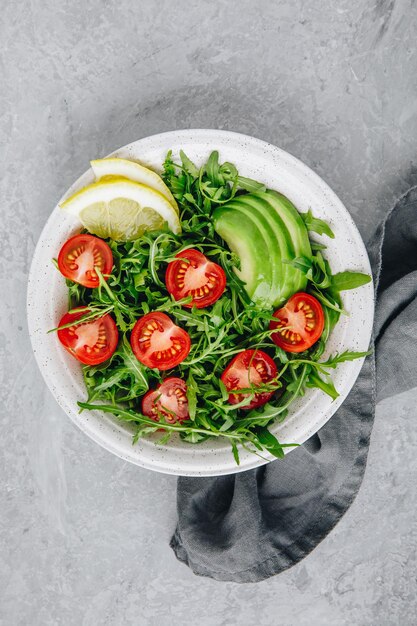 Ensalada verde con hojas de rúcula tomates y aguacate Almuerzo saludable de verano