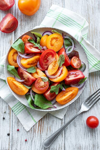 Ensalada verde de hojas y tomates