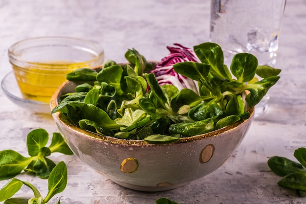 Ensalada verde mixta y aceite de oliva.