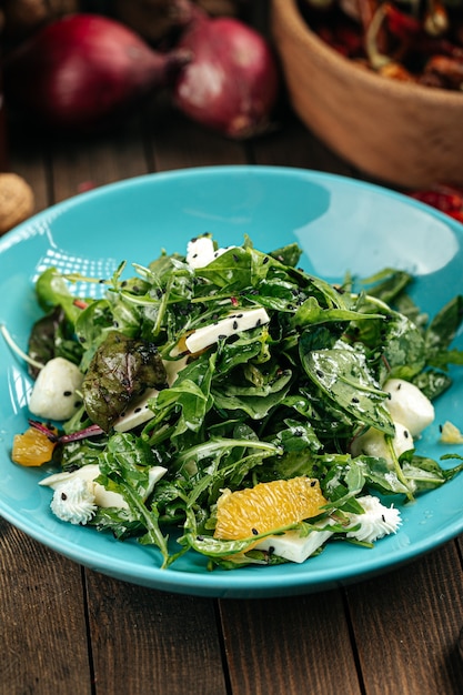 Ensalada verde con naranjas y queso mozzarella