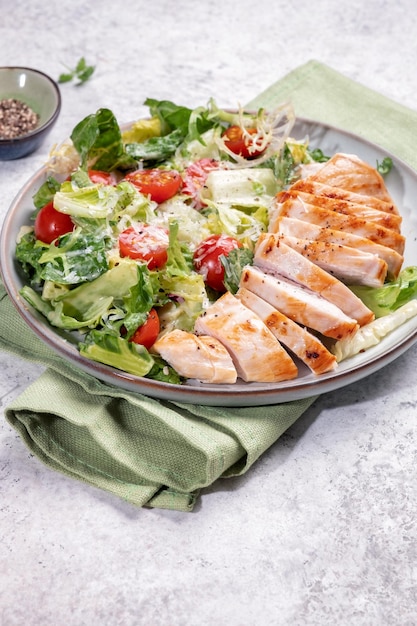 Ensalada verde con pechuga de pollo a la plancha