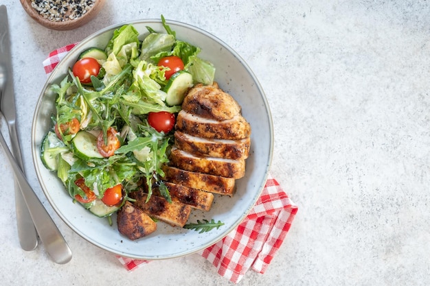 Ensalada verde con pechuga de pollo a la plancha