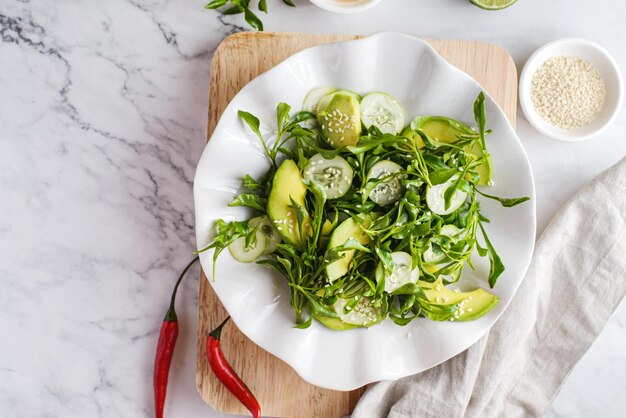 ensalada verde con pepino y aguacate