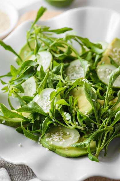 ensalada verde con pepino y aguacate